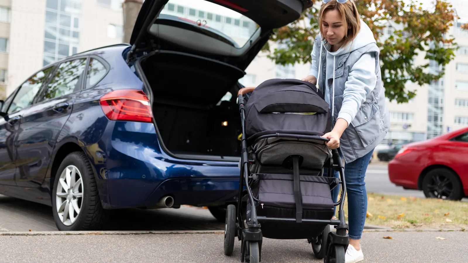 Hopfälld barnvagn i ett bagageutrymme