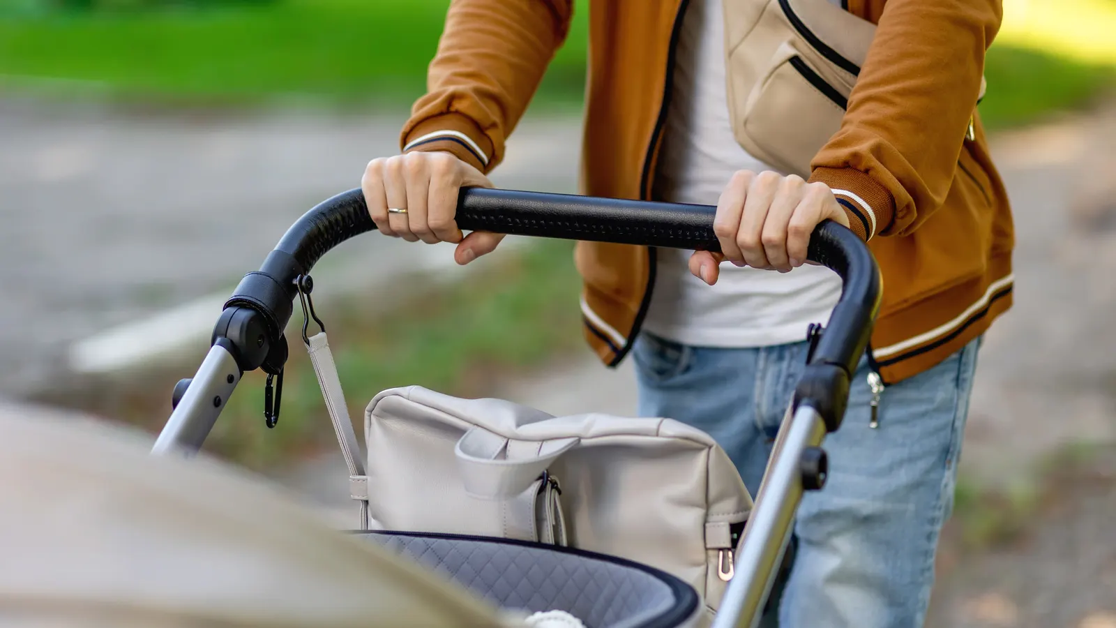 Organizer fäst på barnvagnens styrstång