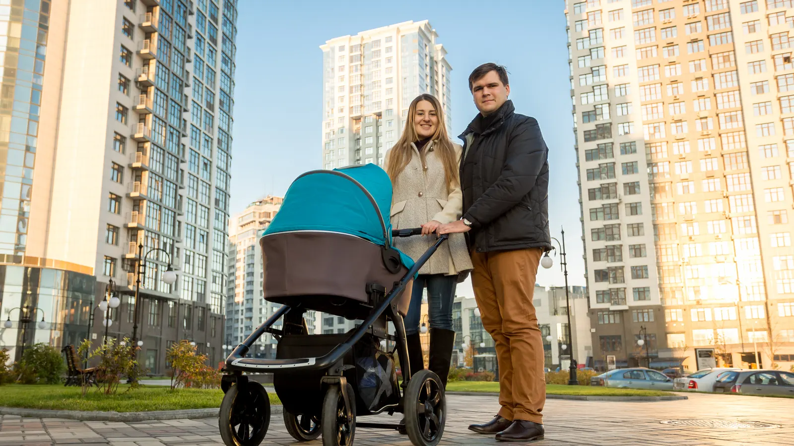 Familj på promenad med duovagn